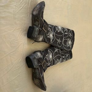 Old Gringo floral embroidered boot. 6.5